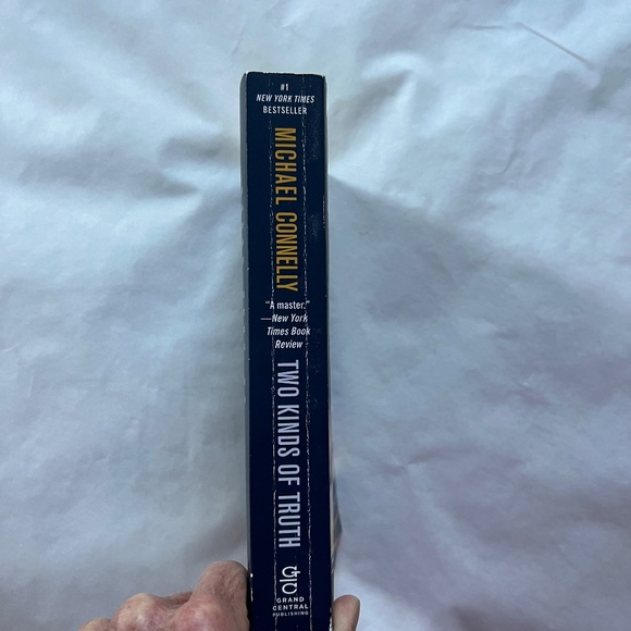 BARGAIN: 3 books; 2 by Michael Connelly and 1 by Douglas Preston - Picture 4 of 10